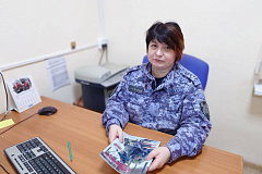 В Международный день добровольцев героиней рубрики «Знай наших» стала сотрудница вневедомственной охраны прапорщик полиции Елена Окунева
