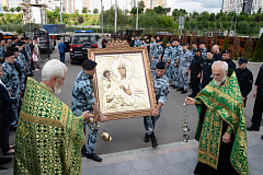В московском храме при ОМОН «Авангард» прошла встреча с чудотворной иконой Божией Матери «Троеручица»  
